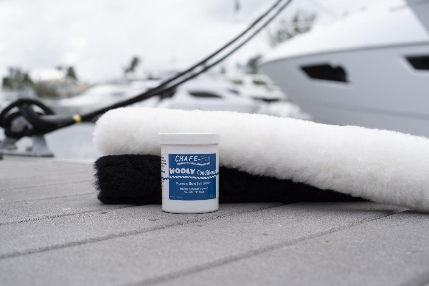 WoolyConditioner_BlackWhite_OnDock
